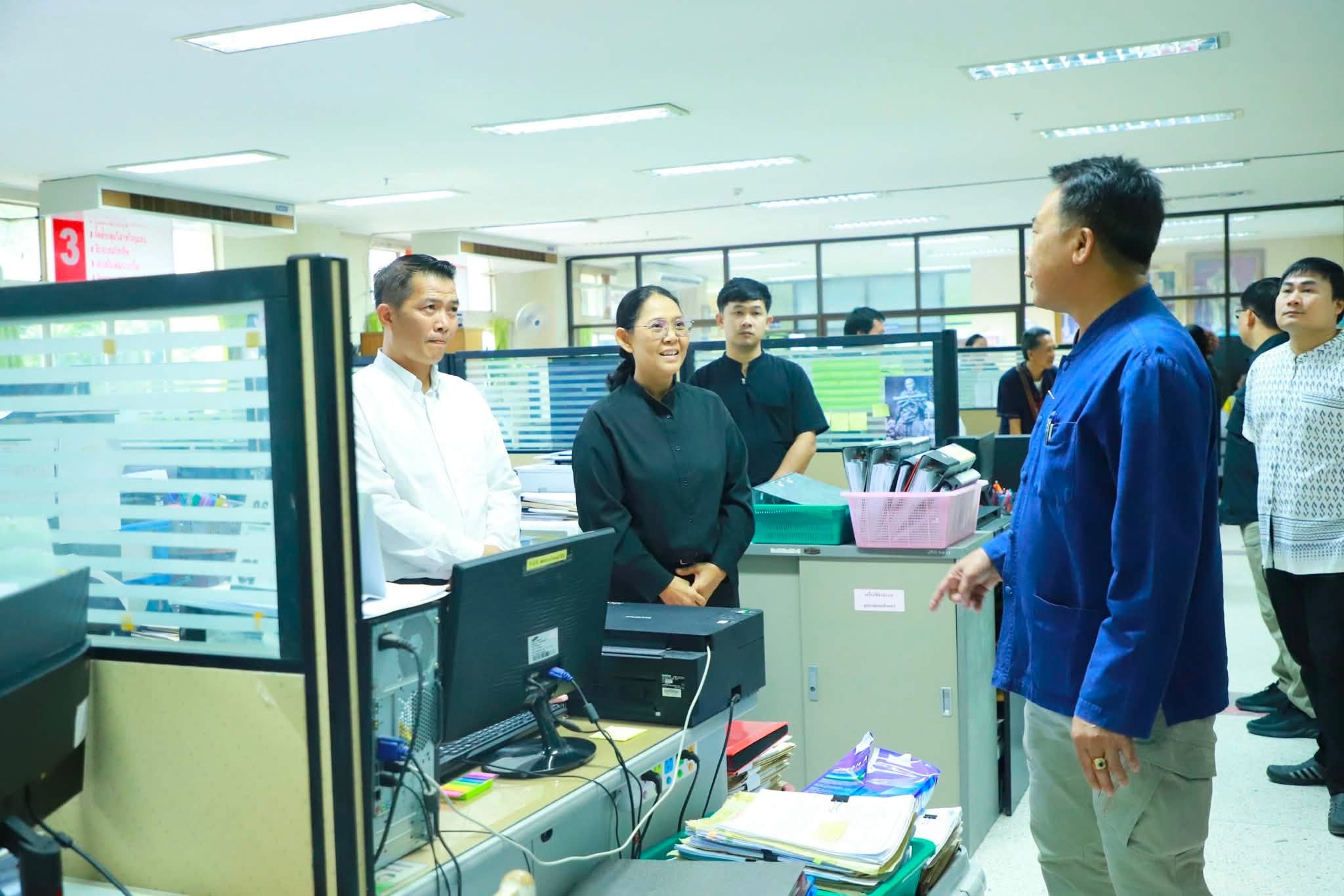 title - รองเลขาธิการ ส.ป.ก. ลงพื้นที่ตรวจเยี่ยม ส.ป.ก.มหาสารคาม พร้อมมอบโฉนดเพื่อการเกษตรให้แก่เกษตรกร